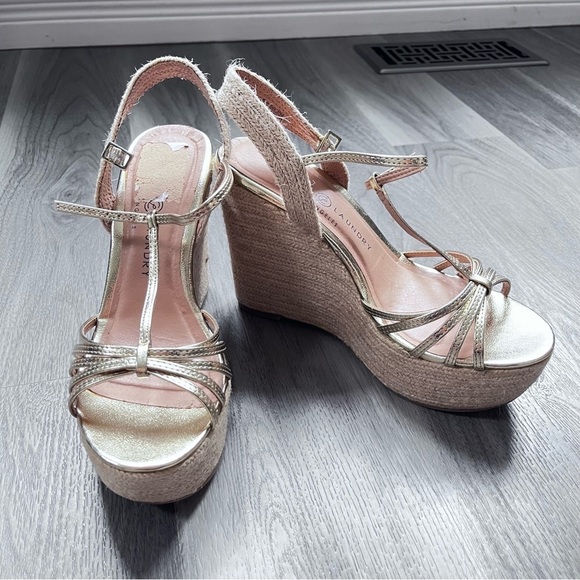 CHINESE Laundry Evie Metallic Wedge Women’s Size 9 - Picture 2 of 8